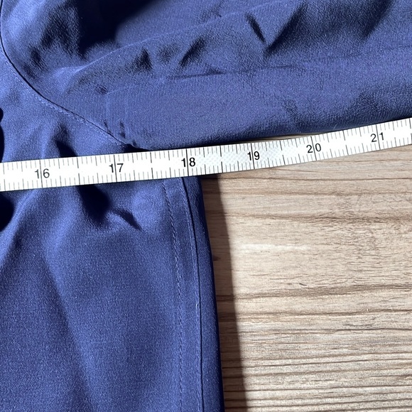 Vince Womens Silk Button Down blouse Size 2 Navy Classic Designer Luxury - Picture 3 of 10